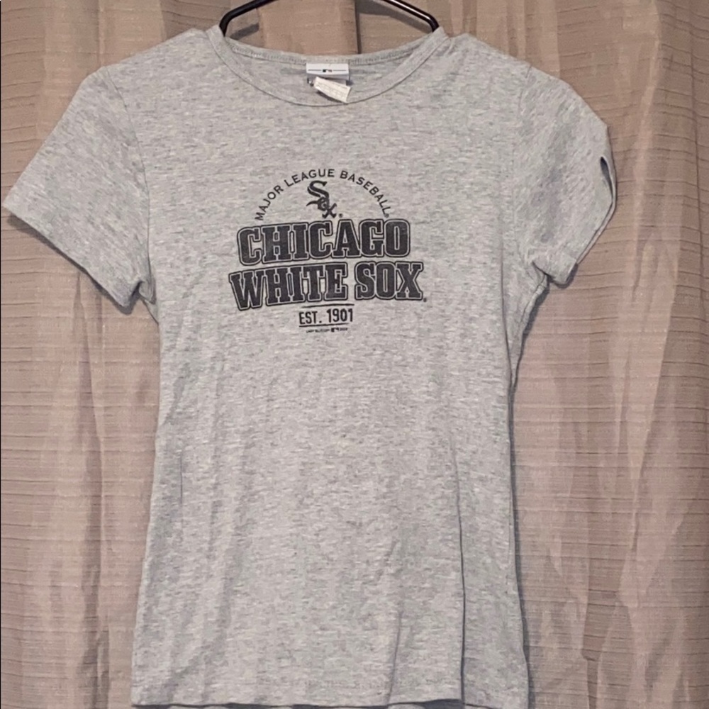 Chicago white Sox t- shirt.